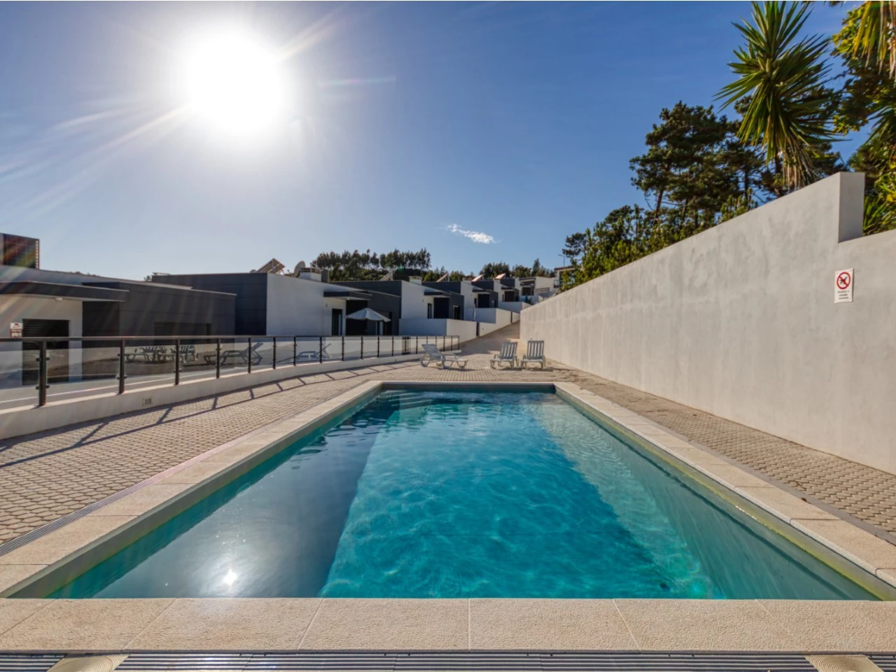 25-piscina2 MORADIA CONTEMPORÂNEA A 10 MINUTOS A PÉ DA PRAIA DE SALIR DO PORTO