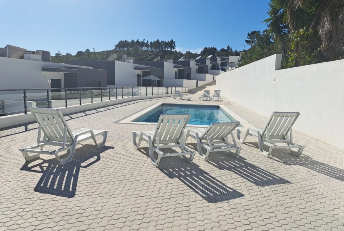 MORADIA CONTEMPORÂNEA A 10 MINUTOS A PÉ DA PRAIA DE SALIR DO PORTO