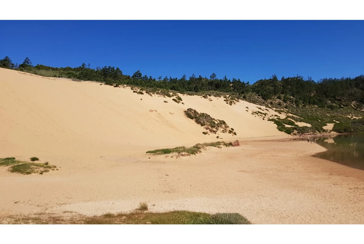 MORADIA CONTEMPORÂNEA A 10 MINUTOS A PÉ DA PRAIA DE SALIR DO PORTO