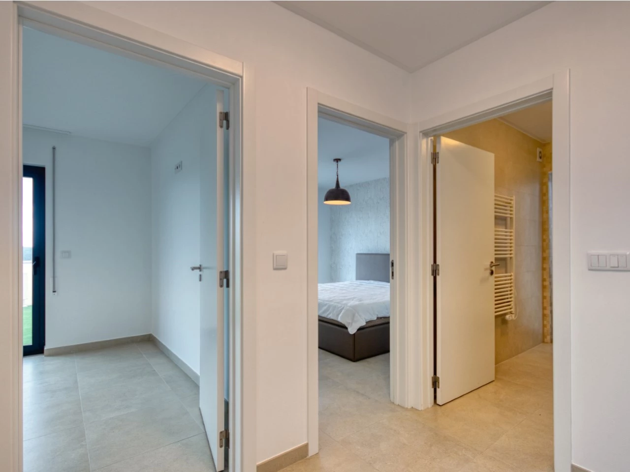 hall2 MORADIA ENTRE AS CALDAS DA RAINHA E A VILA DE ÓBIDOS