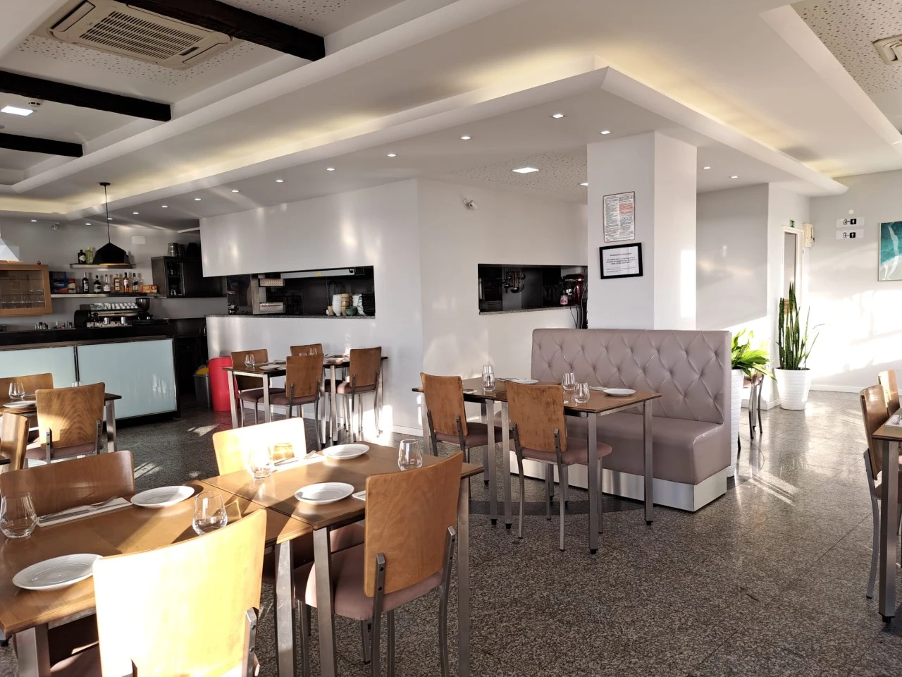 06 RESTAURANTE COM UMA LOCALIZAÇÃO EXCECIONAL NA PRAIA DA CONSOLAÇÃO – PENICHE