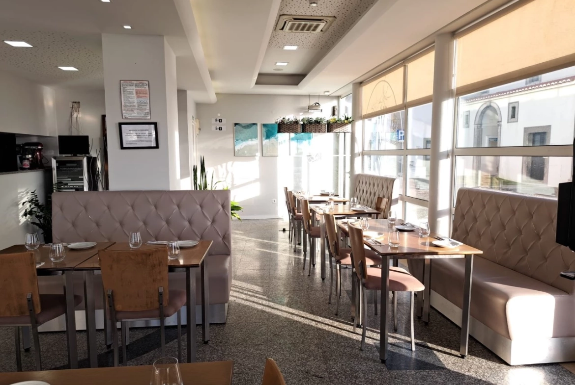 RESTAURANTE COM UMA LOCALIZAÇÃO EXCECIONAL NA PRAIA DA CONSOLAÇÃO – PENICHE