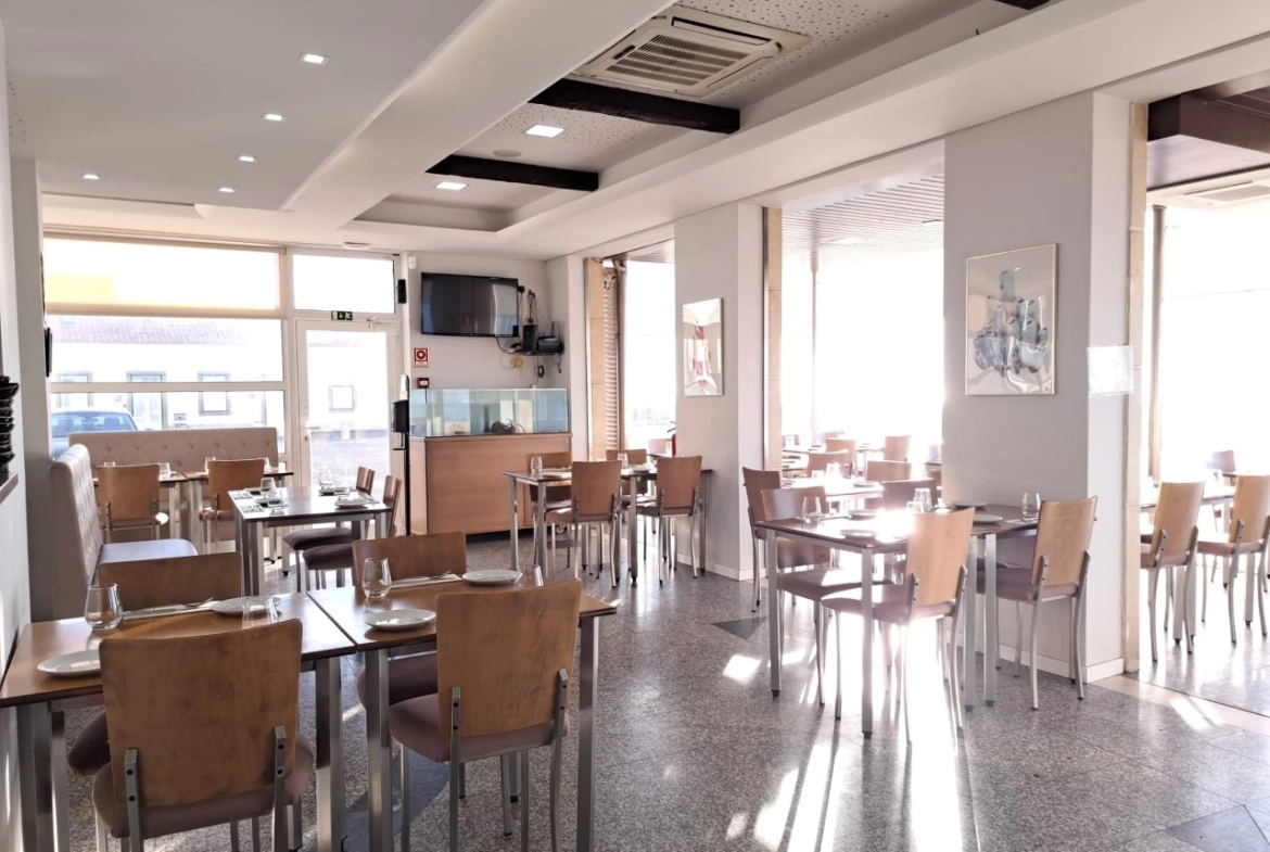RESTAURANTE COM UMA LOCALIZAÇÃO EXCECIONAL NA PRAIA DA CONSOLAÇÃO – PENICHE