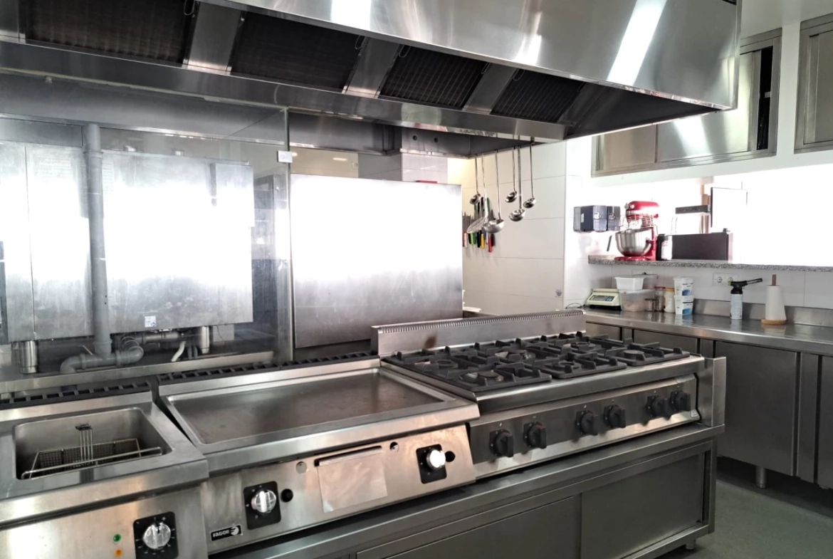 RESTAURANTE COM UMA LOCALIZAÇÃO EXCECIONAL NA PRAIA DA CONSOLAÇÃO – PENICHE