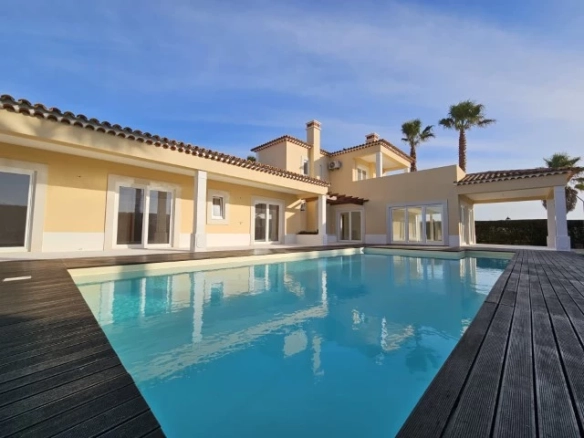 MORADIA COM 4 QUARTOS EN-SUITE, VISTA CAMPO DE GOLF, MAR E A 300M DA PRAIA