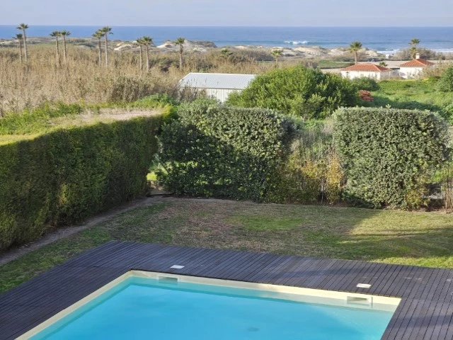 MORADIA COM 4 QUARTOS EN-SUITE, VISTA CAMPO DE GOLF, MAR E A 300M DA PRAIA