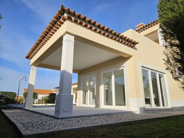 MORADIA COM 4 QUARTOS EN-SUITE, VISTA CAMPO DE GOLF, MAR E A 300M DA PRAIA
