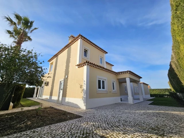 MORADIA COM 4 QUARTOS EN-SUITE, VISTA CAMPO DE GOLF, MAR E A 300M DA PRAIA