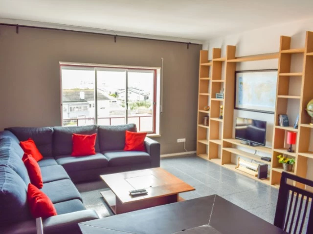 APARTAMENTO COM 5 QUARTOS NO CENTRO DE PENICHE