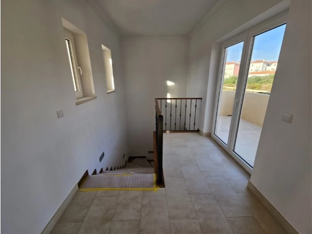 MORADIA COM 4 QUARTOS EN-SUITE, VISTA CAMPO DE GOLF, MAR E A 300M DA PRAIA