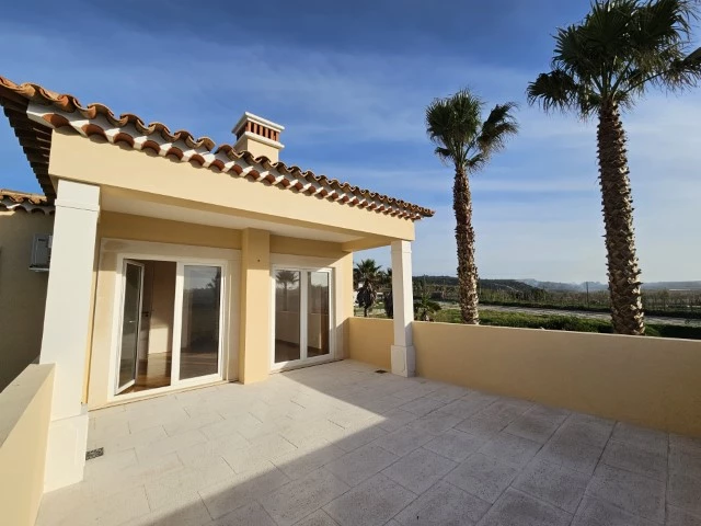 MORADIA COM 4 QUARTOS EN-SUITE, VISTA CAMPO DE GOLF, MAR E A 300M DA PRAIA
