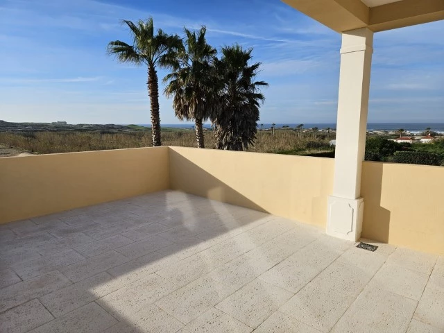 MORADIA COM 4 QUARTOS EN-SUITE, VISTA CAMPO DE GOLF, MAR E A 300M DA PRAIA