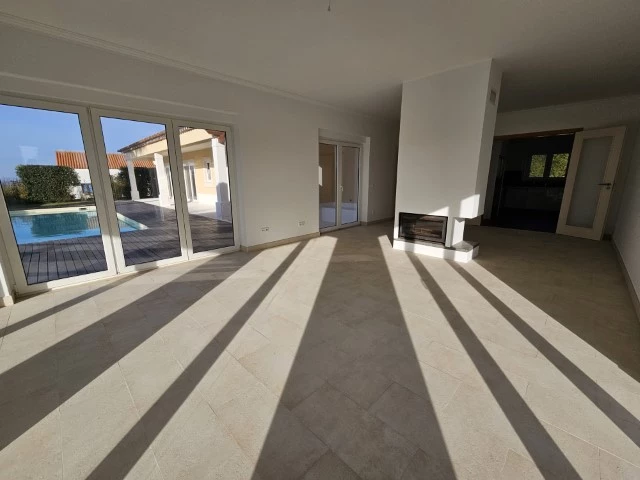 MORADIA COM 4 QUARTOS EN-SUITE, VISTA CAMPO DE GOLF, MAR E A 300M DA PRAIA