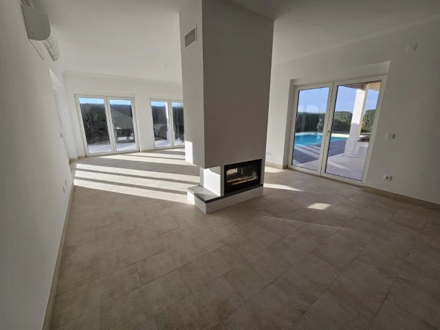 MORADIA COM 4 QUARTOS EN-SUITE, VISTA CAMPO DE GOLF, MAR E A 300M DA PRAIA
