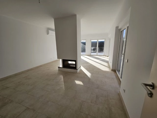 MORADIA COM 4 QUARTOS EN-SUITE, VISTA CAMPO DE GOLF, MAR E A 300M DA PRAIA