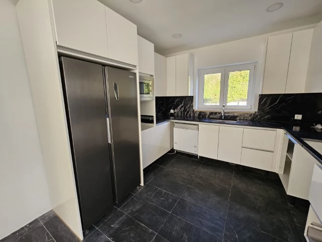 MORADIA COM 4 QUARTOS EN-SUITE, VISTA CAMPO DE GOLF, MAR E A 300M DA PRAIA