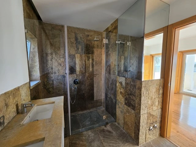 MORADIA COM 4 QUARTOS EN-SUITE, VISTA CAMPO DE GOLF, MAR E A 300M DA PRAIA