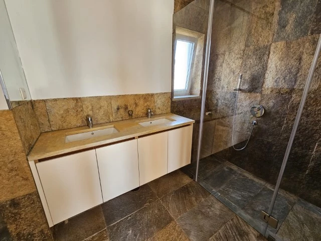 MORADIA COM 4 QUARTOS EN-SUITE, VISTA CAMPO DE GOLF, MAR E A 300M DA PRAIA