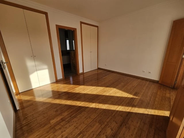MORADIA COM 4 QUARTOS EN-SUITE, VISTA CAMPO DE GOLF, MAR E A 300M DA PRAIA