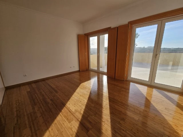 MORADIA COM 4 QUARTOS EN-SUITE, VISTA CAMPO DE GOLF, MAR E A 300M DA PRAIA