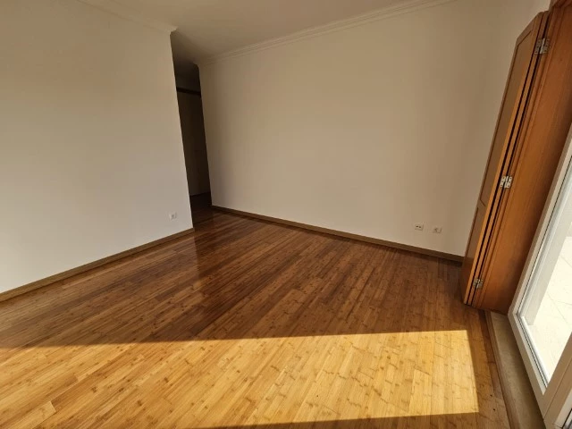 MORADIA COM 4 QUARTOS EN-SUITE, VISTA CAMPO DE GOLF, MAR E A 300M DA PRAIA