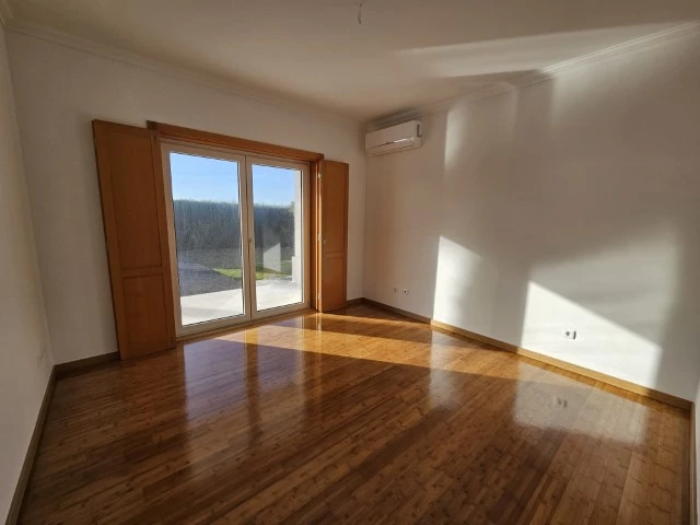 MORADIA COM 4 QUARTOS EN-SUITE, VISTA CAMPO DE GOLF, MAR E A 300M DA PRAIA