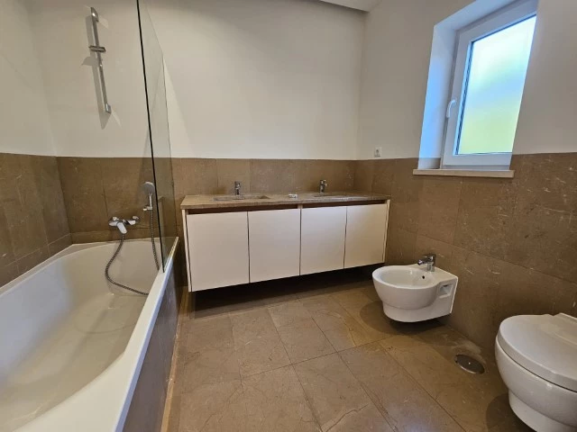 MORADIA COM 4 QUARTOS EN-SUITE, VISTA CAMPO DE GOLF, MAR E A 300M DA PRAIA