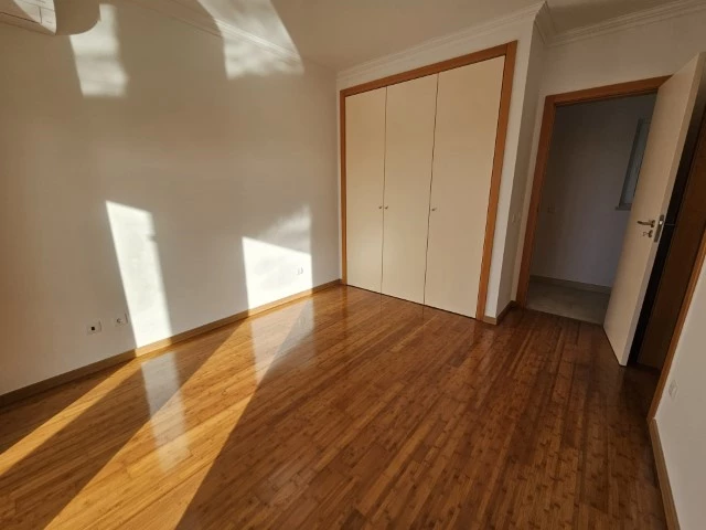 MORADIA COM 4 QUARTOS EN-SUITE, VISTA CAMPO DE GOLF, MAR E A 300M DA PRAIA
