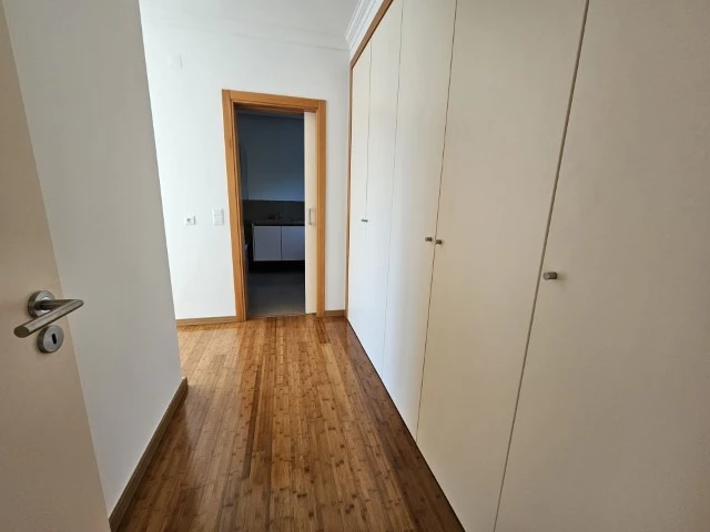 MORADIA COM 4 QUARTOS EN-SUITE, VISTA CAMPO DE GOLF, MAR E A 300M DA PRAIA