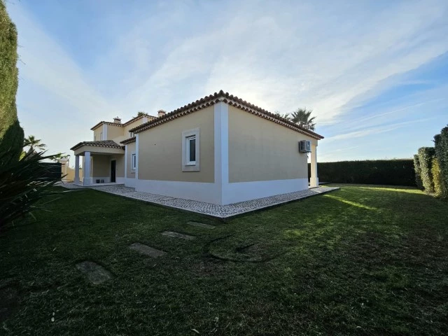 MORADIA COM 4 QUARTOS EN-SUITE, VISTA CAMPO DE GOLF, MAR E A 300M DA PRAIA
