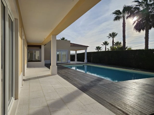 MORADIA COM 4 QUARTOS EN-SUITE, VISTA CAMPO DE GOLF, MAR E A 300M DA PRAIA