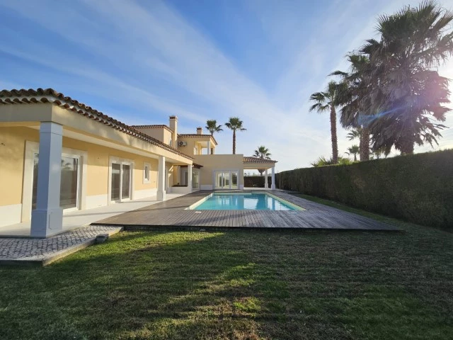 MORADIA COM 4 QUARTOS EN-SUITE, VISTA CAMPO DE GOLF, MAR E A 300M DA PRAIA
