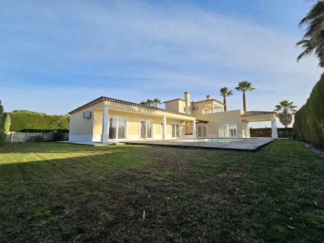 MORADIA COM 4 QUARTOS EN-SUITE, VISTA CAMPO DE GOLF, MAR E A 300M DA PRAIA