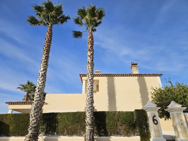 MORADIA COM 4 QUARTOS EN-SUITE, VISTA CAMPO DE GOLF, MAR E A 300M DA PRAIA
