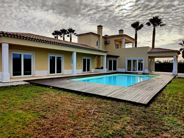 MORADIA COM 4 QUARTOS EN-SUITE, VISTA CAMPO DE GOLF, MAR E A 300M DA PRAIA