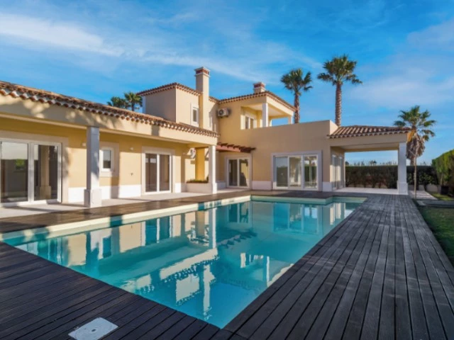 MORADIA COM 4 QUARTOS EN-SUITE, VISTA CAMPO DE GOLF, MAR E A 300M DA PRAIA