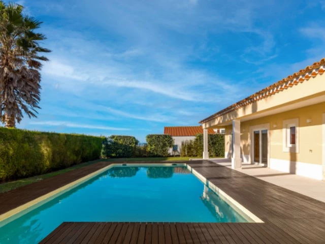 MORADIA COM 4 QUARTOS EN-SUITE, VISTA CAMPO DE GOLF, MAR E A 300M DA PRAIA