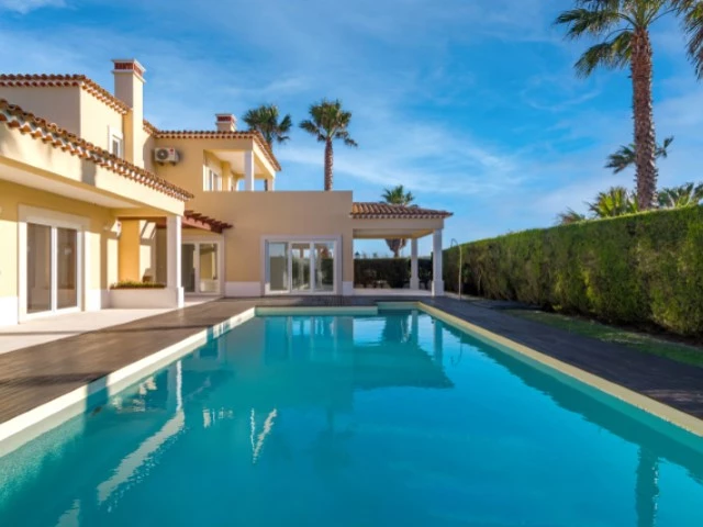 MORADIA COM 4 QUARTOS EN-SUITE, VISTA CAMPO DE GOLF, MAR E A 300M DA PRAIA