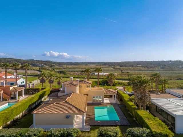 MORADIA COM 4 QUARTOS EN-SUITE, VISTA CAMPO DE GOLF, MAR E A 300M DA PRAIA