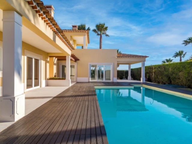 MORADIA COM 4 QUARTOS EN-SUITE, VISTA CAMPO DE GOLF, MAR E A 300M DA PRAIA