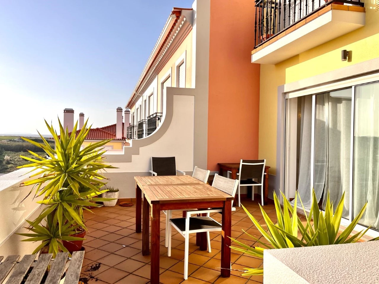 01 MORADIA EM BANDA COM 3 QUARTOS E LUGAR DE GARAGEM JUNTO À BEIRA MAR, NO PRAIA D’EL REY BEACH & GOLF RESORT, PERTO DAS PRAIAS DE PENICHE