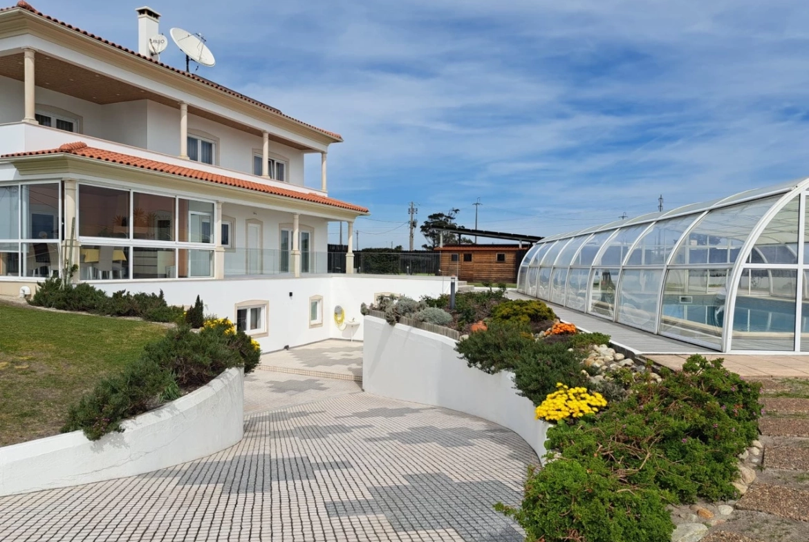 MORADIA COM EXCELENTES AREAS E PISCINA A 3 MINUTOS DA PRAIA DA VIEIRA