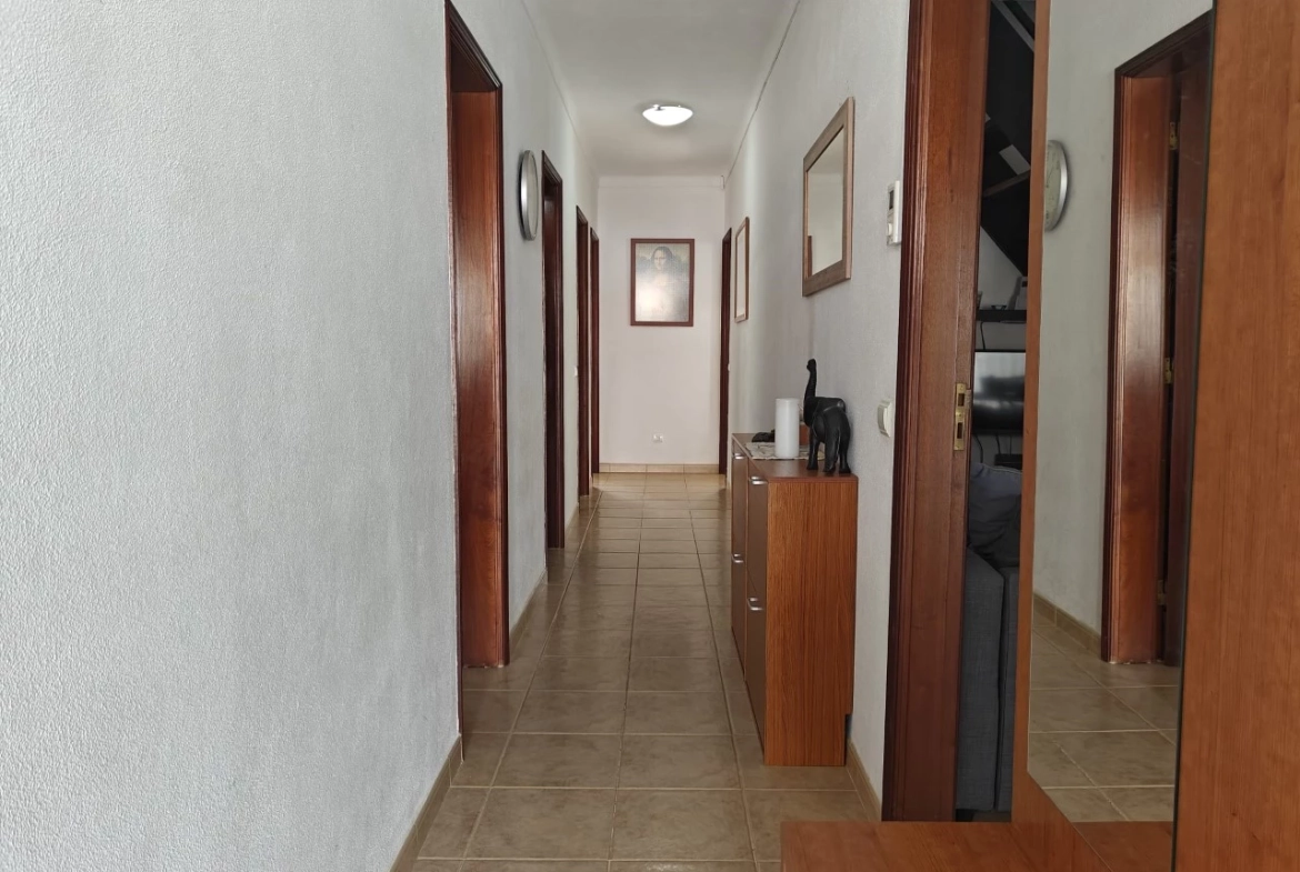 MORADIA COM 4 QUARTOS NUM AGRADÁVEL CONDOMÍNIO FECHADO