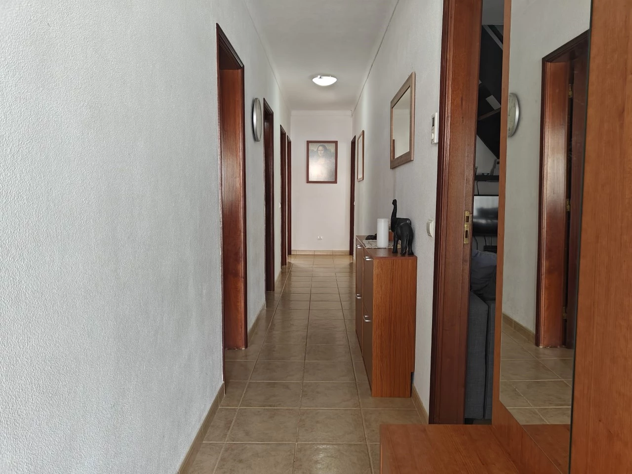 02 MORADIA COM 4 QUARTOS NUM AGRADÁVEL CONDOMÍNIO FECHADO