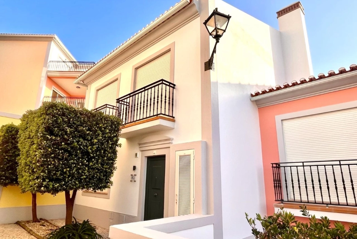 MORADIA EM BANDA COM 3 QUARTOS E LUGAR DE GARAGEM JUNTO À BEIRA MAR, NO PRAIA D’EL REY BEACH & GOLF RESORT, PERTO DAS PRAIAS DE PENICHE