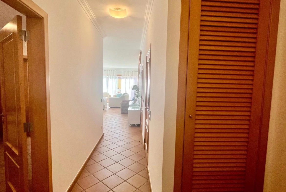 MORADIA EM BANDA COM 3 QUARTOS E LUGAR DE GARAGEM JUNTO À BEIRA MAR, NO PRAIA D’EL REY BEACH & GOLF RESORT, PERTO DAS PRAIAS DE PENICHE