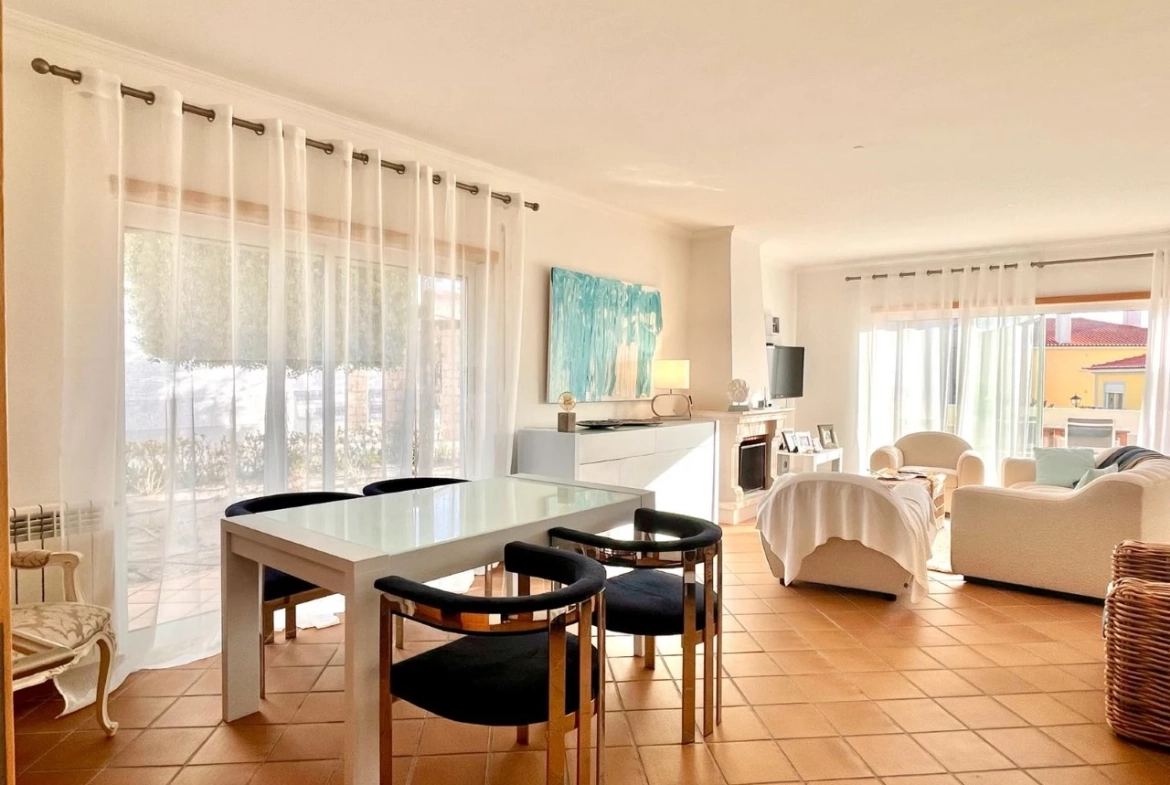 MORADIA EM BANDA COM 3 QUARTOS E LUGAR DE GARAGEM JUNTO À BEIRA MAR, NO PRAIA D’EL REY BEACH & GOLF RESORT, PERTO DAS PRAIAS DE PENICHE