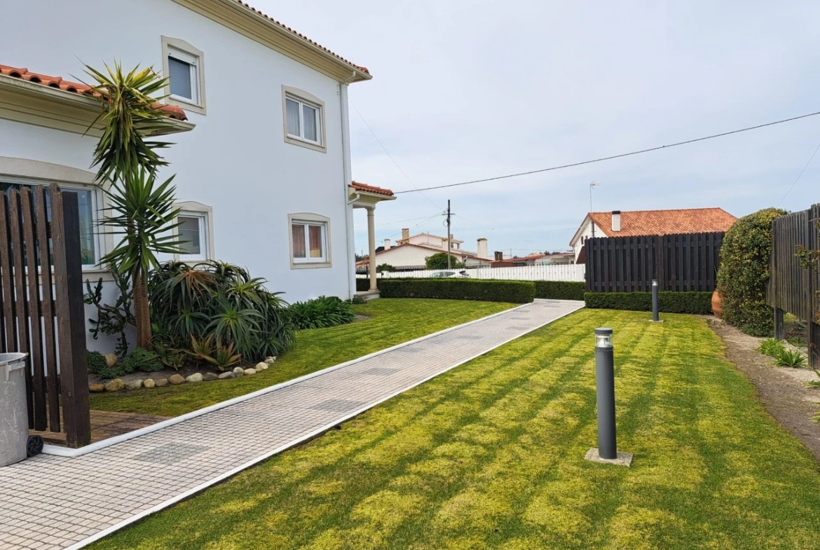 MORADIA COM EXCELENTES AREAS E PISCINA A 3 MINUTOS DA PRAIA DA VIEIRA