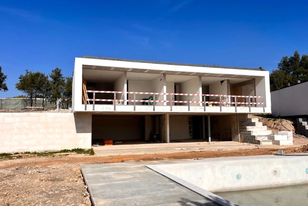 MORADIA ISOLADA COM 4 QUARTOS, JARDIM E PISCINA NO BOM SUCESSO RESORT, A 7 MINUTOS DA LAGOA DE ÓBIDOS E DAS PRAIAS DO OESTE