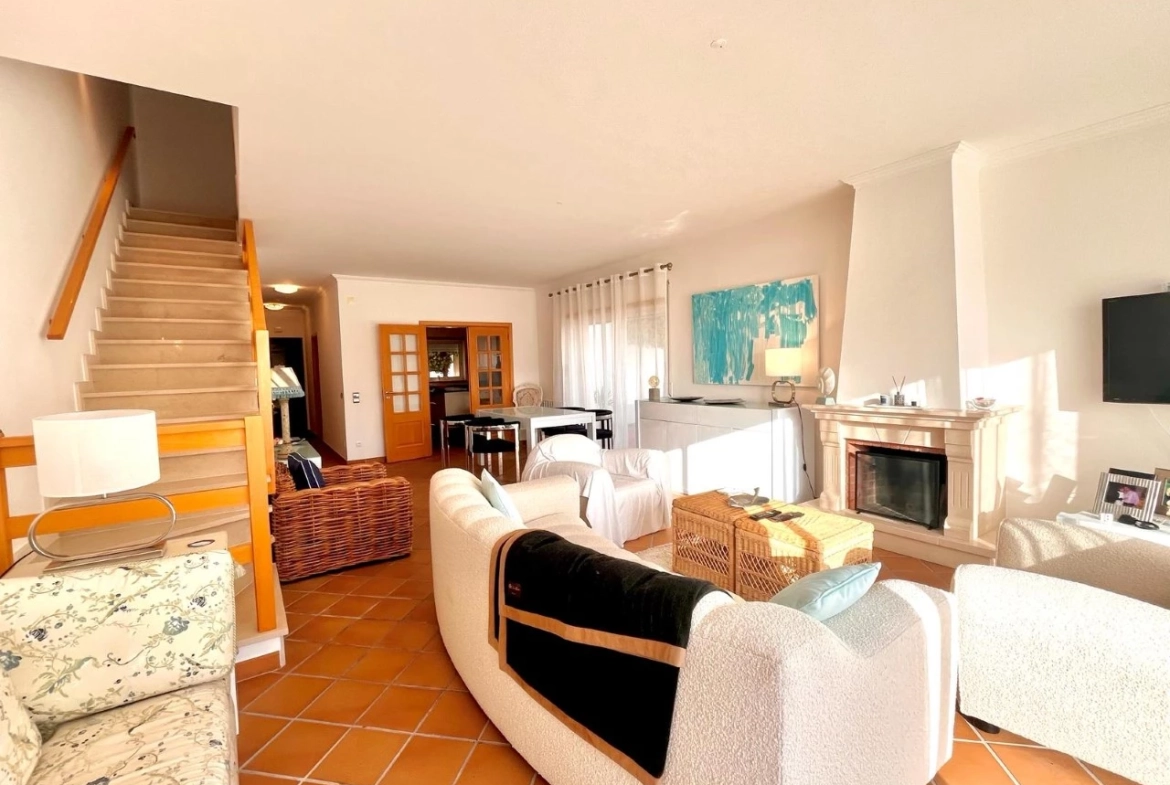 MORADIA EM BANDA COM 3 QUARTOS E LUGAR DE GARAGEM JUNTO À BEIRA MAR, NO PRAIA D’EL REY BEACH & GOLF RESORT, PERTO DAS PRAIAS DE PENICHE